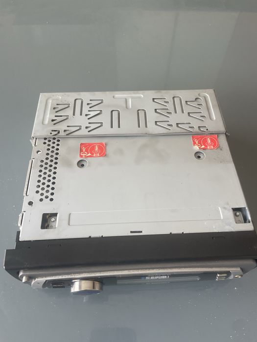 Auto radio como novo,tem um problema em se por o belume  de som,por vezes se roda i nao vai ao som que  se quer