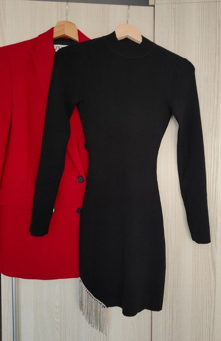 Czarna imprezowa sukienka mini z odkrytymi plecami dzianinowa glamour