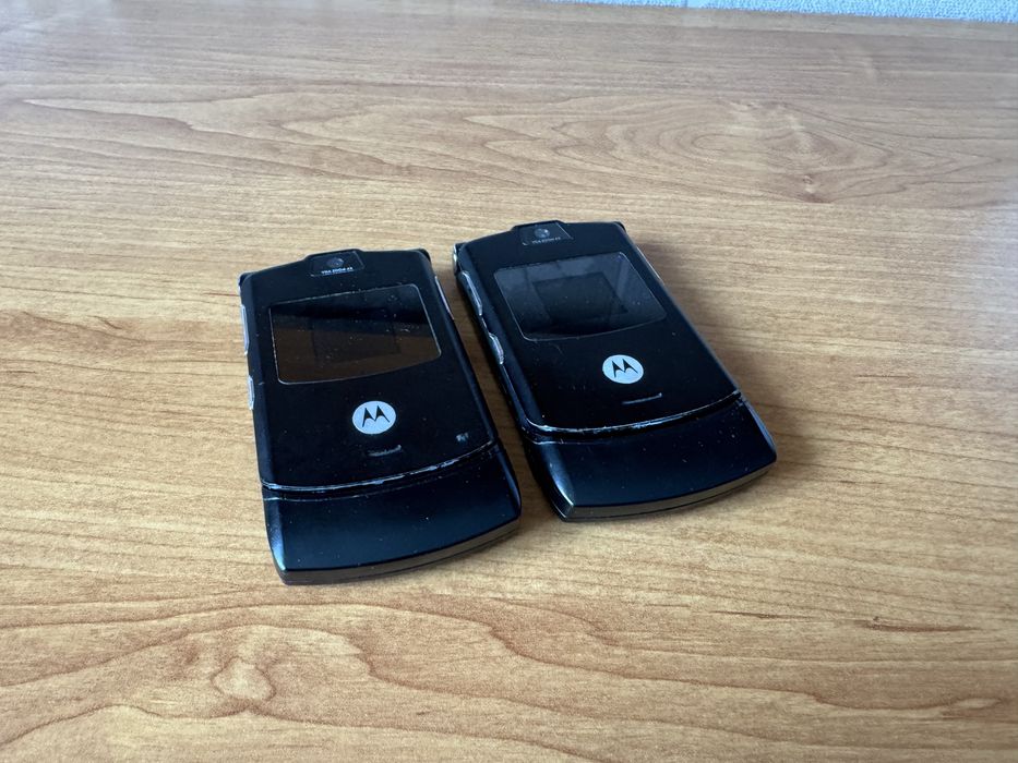Dwa telefony Motorola RAZR V3