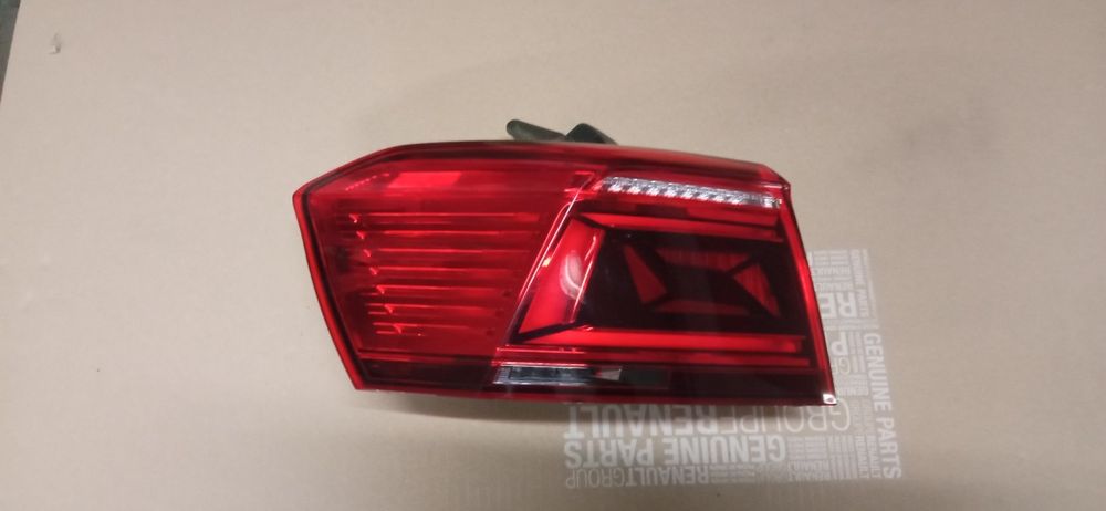 VW passat b8 kombi lewa tylna lampa