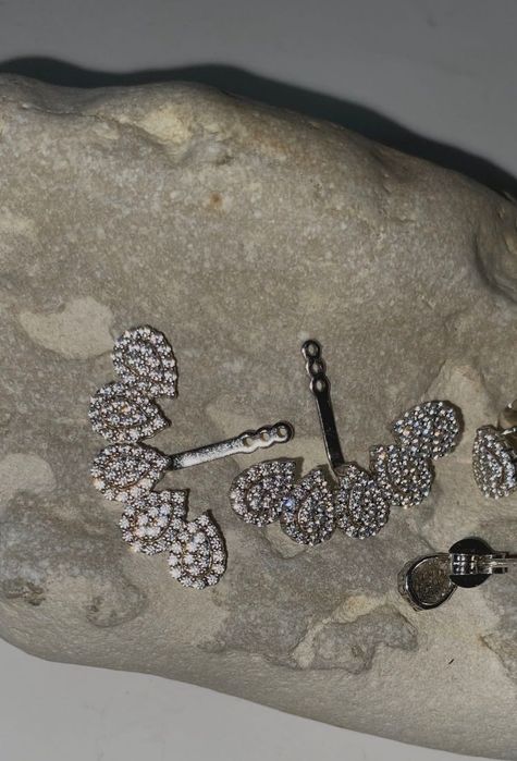 Maravilhoso brinco em prata cravejado de zirconia