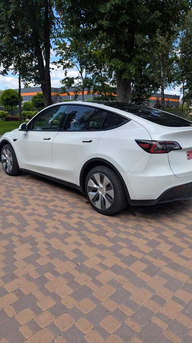 Продаж автомобіля Tesla Model Y 2023 року