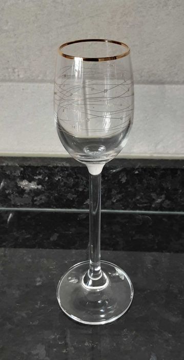 Conjunto de Garrafa e 5 Copos de Licor de Pé Alto