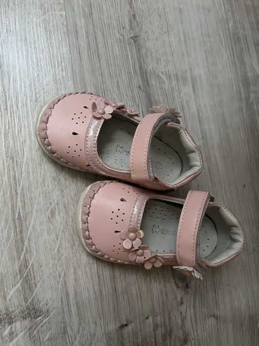 Туфлі босоніжки тапочки