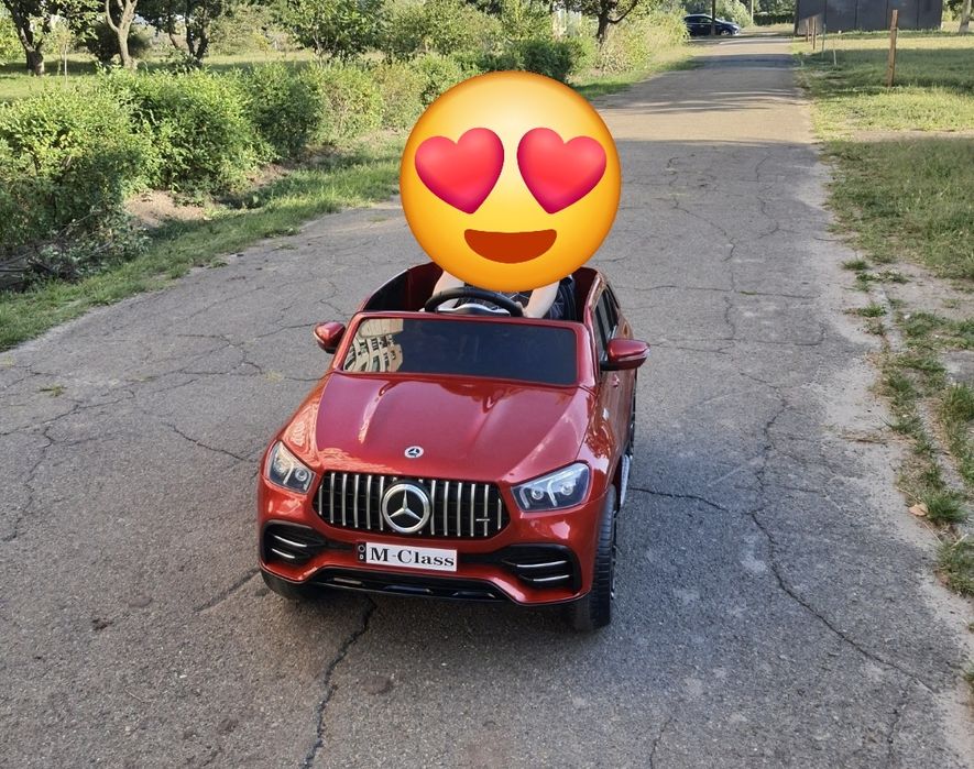 Дитячий електромобіль