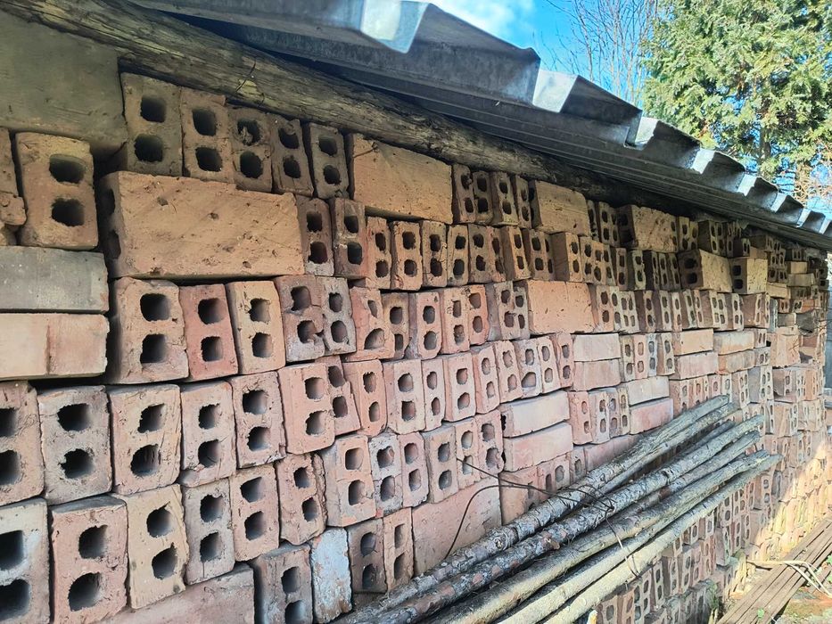 Cegła dziurawka i cegła pełna