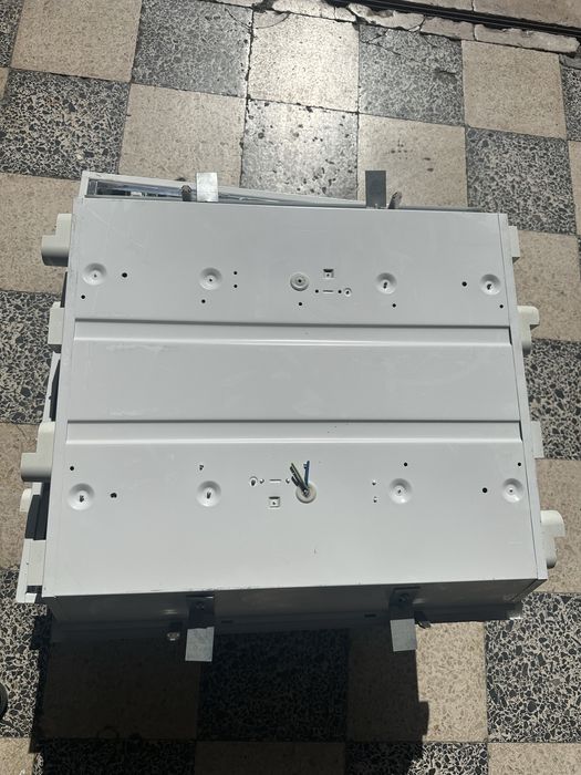 Luminárias de teto, escritório, ainda com algumas lâmpadas