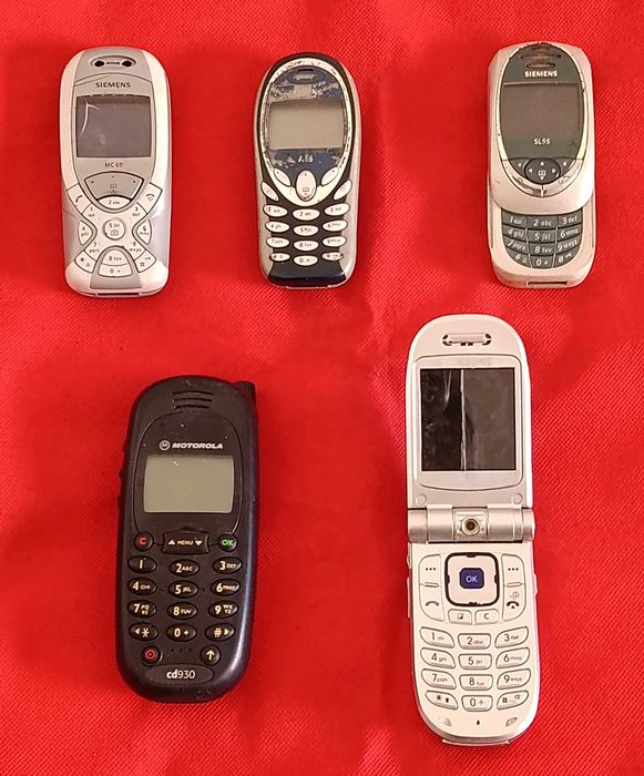 Telemóveis antigos, avariados para peças, vendo.