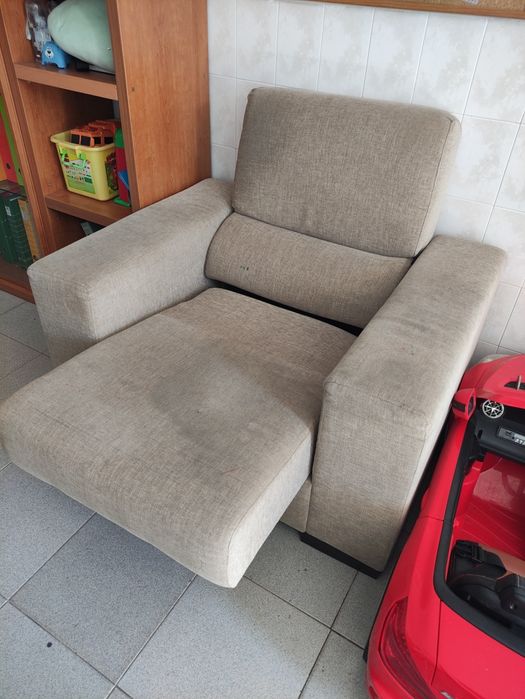 Sofá individual que estica ligeiramente
