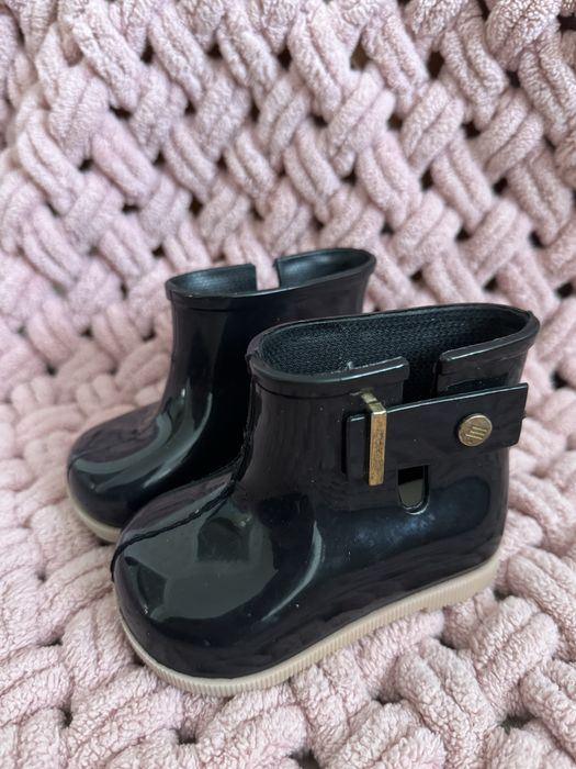 Продам взуття на дівчинку з незначним дефектами