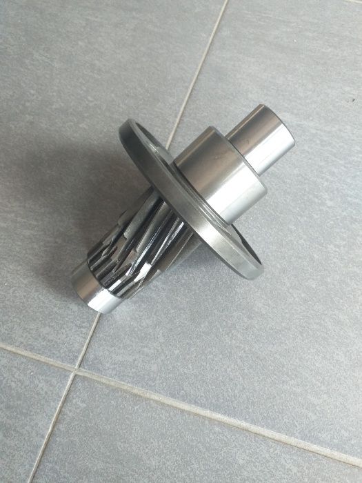 Wałek ze sprzęgłem zapadkowym Kemper 4500 (lewy duży rotor) LCA 67386