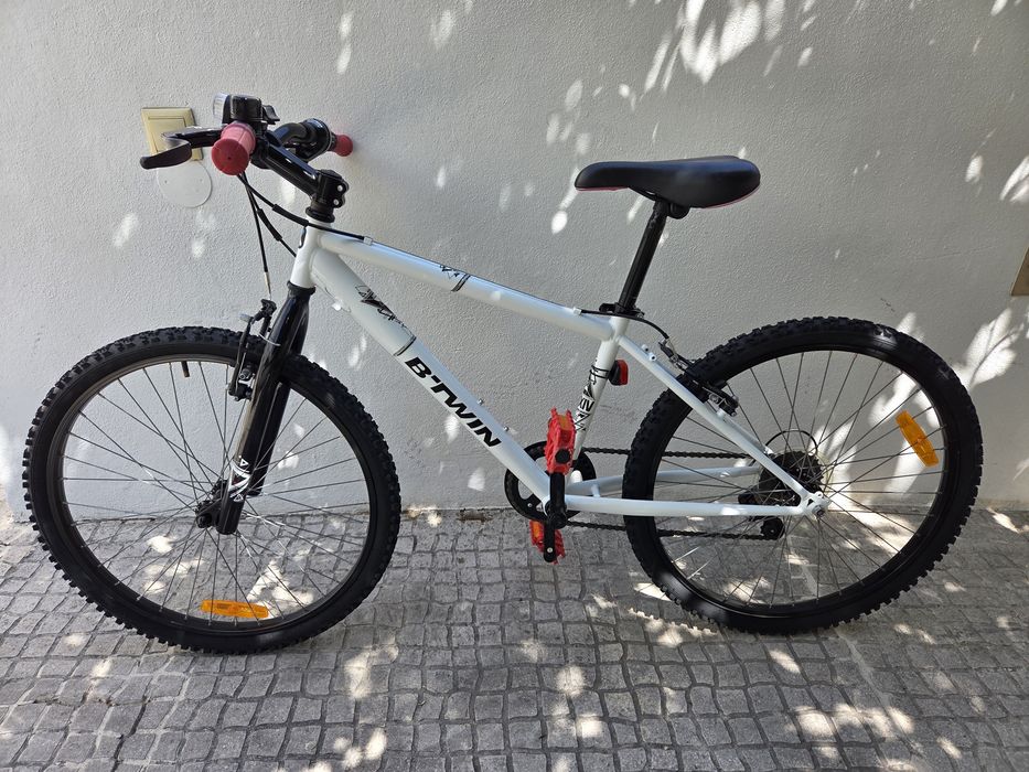 Decathlon/B-Twin/ Rockrider 300 roda 24
roda 24
6 velocidades ( atras)
campaínha e luzes incluidas

Tudo nas melhores condições e pronta a usar, idea