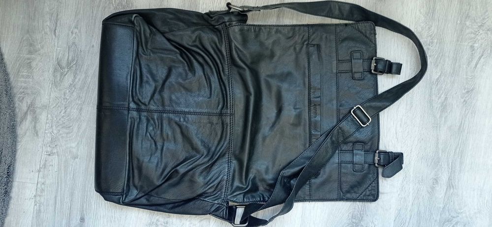 Mala em pele verdadeira da marca Levis.
