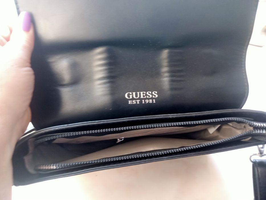 Сумка  жіноча чорна повсякденна стильна каркасна з тисненням Guess