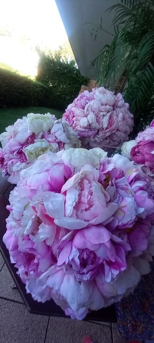 Bolas de flores artificiais com gotas