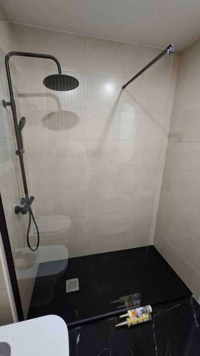 painel frontal banheira, em vidro e preto