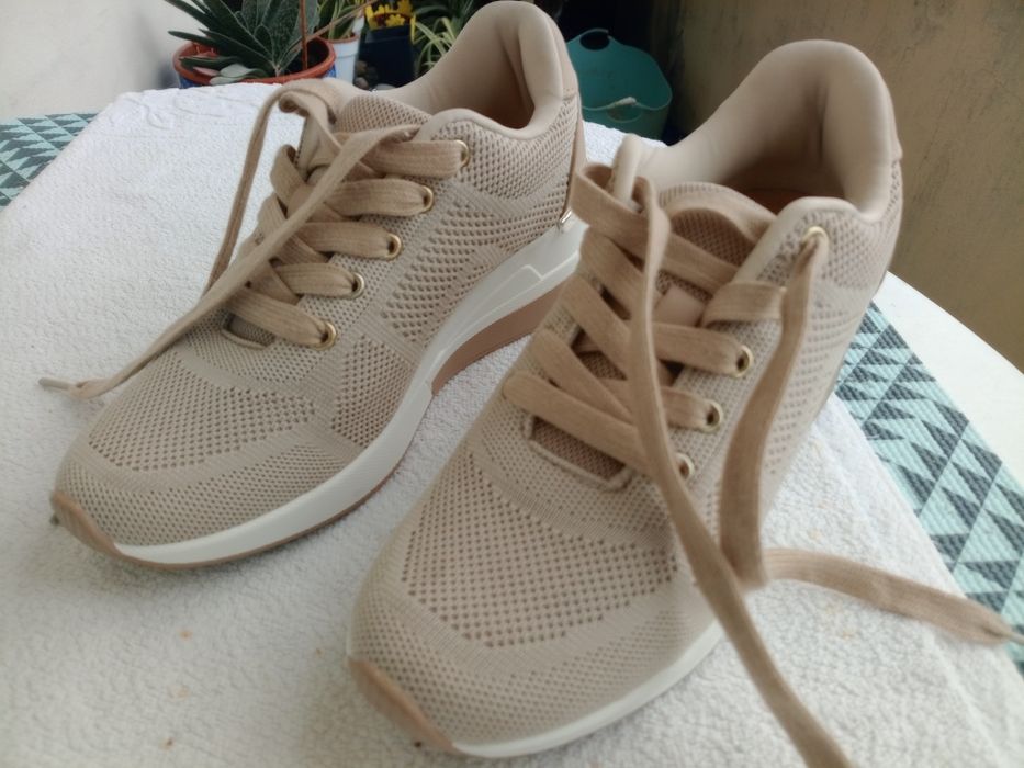 Sapatilhas cor bege muito bom estado  tamanho 36