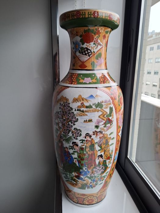 Jarra decorativa em porcelana