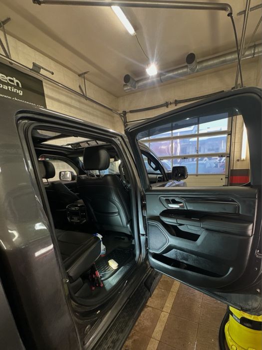 Detailing mobilny pranie tapicerki odkurzanie renowacja plastykow