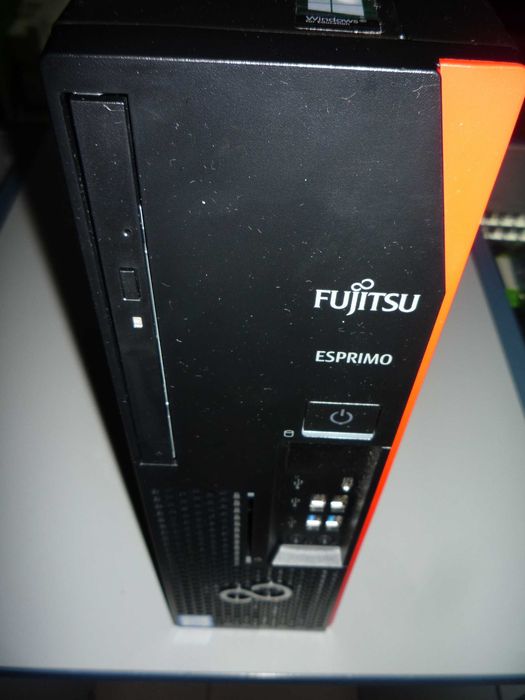FUJITSU ESPRIMO D738 i3-8100 8 GB/120 GB SSD Win10