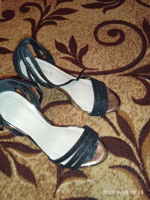 Босоножки на каблуку