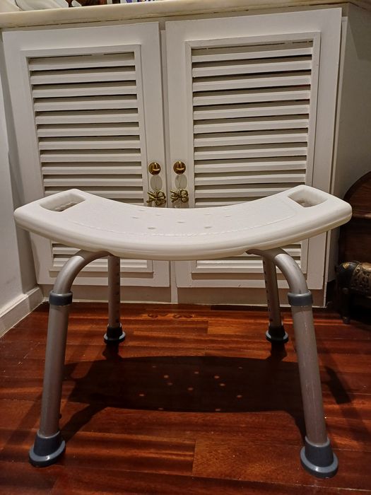 Banco para banho para pessoas com mobilidade reduzida ou crianças