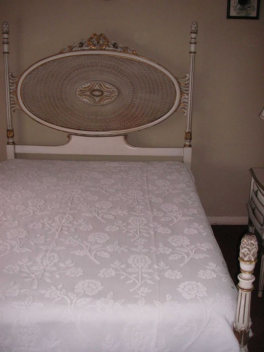 Cama Casal Estilo Luís XVI Madeira Lacada c Dourados, colchão, estrado