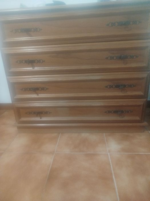Moveis usados! 2 cómodas com quatro gavetas e dois roupeiros.