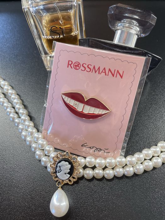 Pin przypinka rossmann uśmiech