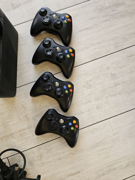 Konsola XBOX 360 + Kinect + 4 pady