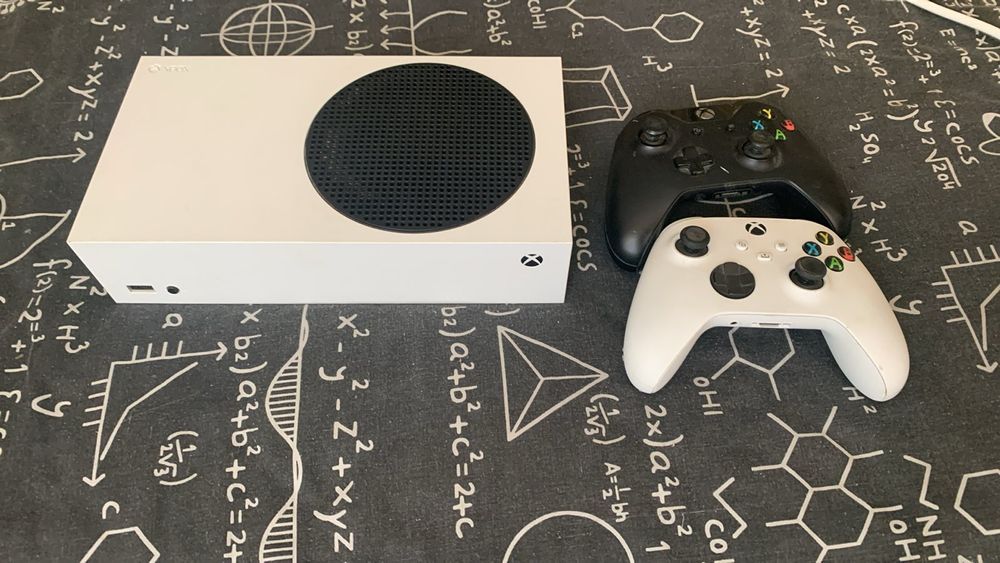 XBOX  Series S + 2 джойстика з акамуляторними батареями