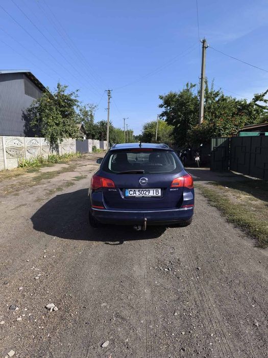 машина opel astra j 2014