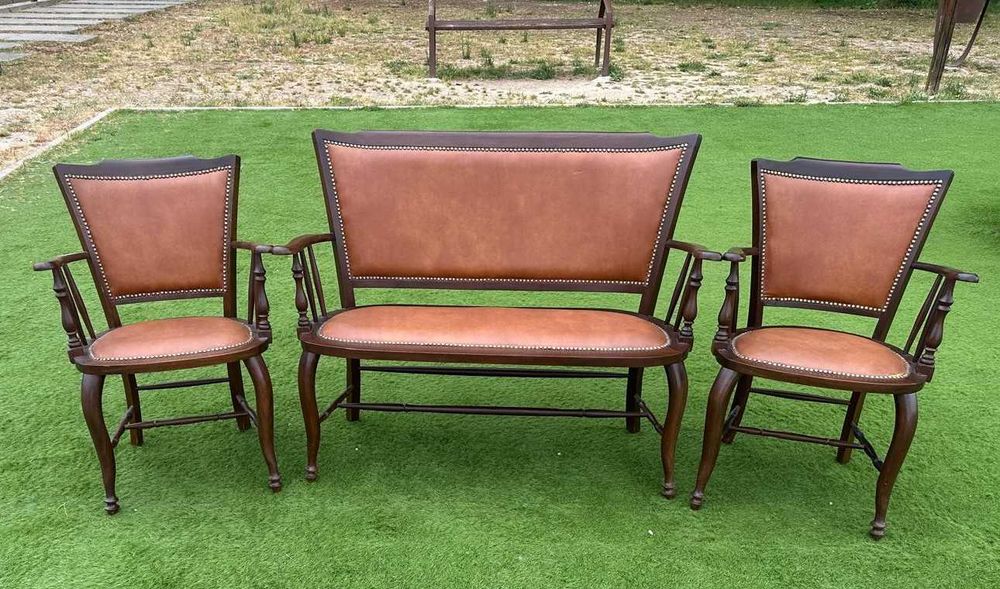 Conjunto antigo, sofá e duas poltronas de madeira  estofado de couro
