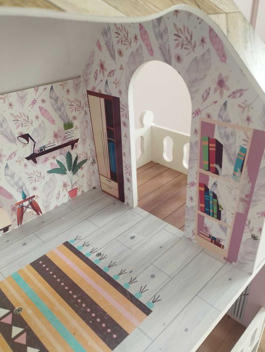 Drewniany domek dla lalek