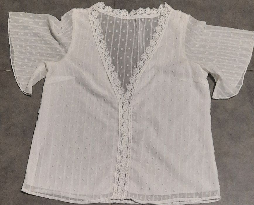 Blusa  branca com aplicações