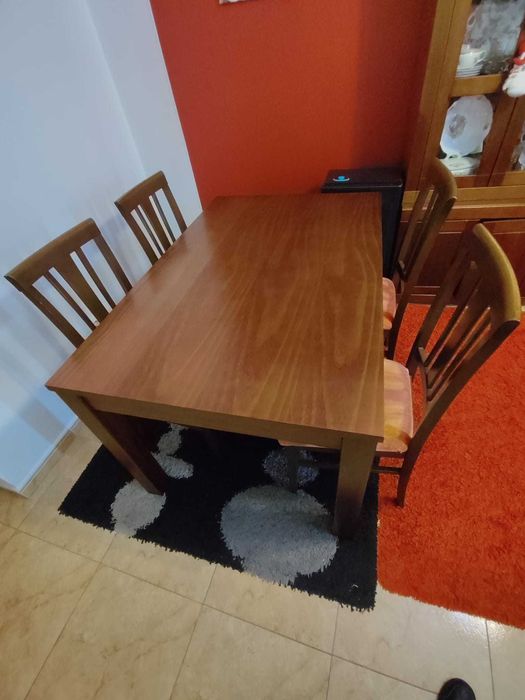 Vende se móveis, mesa e 4 cadeiras
