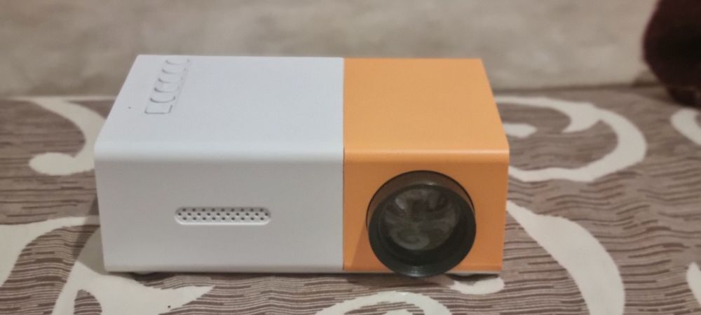 Мини проэктор YG300