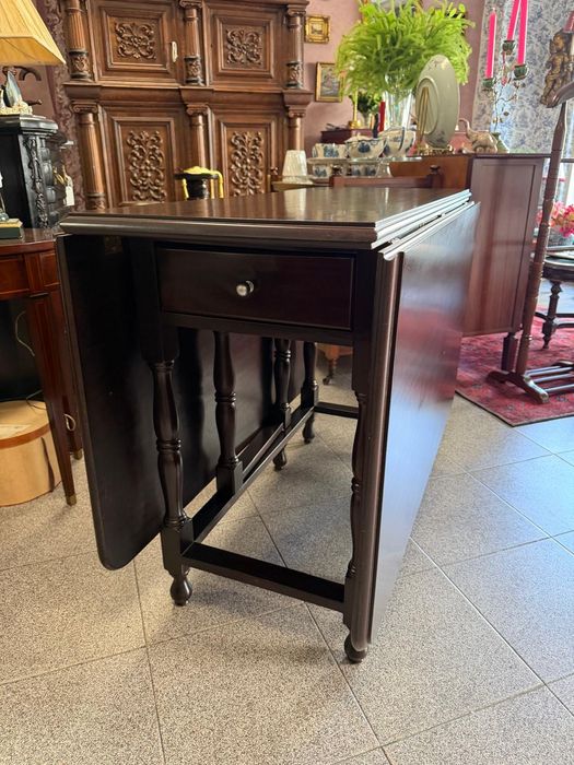 Mesa de Abas Rebatíveis Clássica em Madeira Nobre com Pernas Torneadas.
