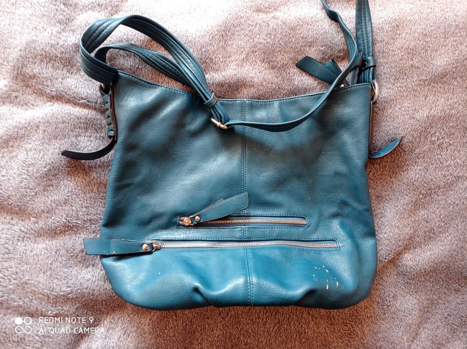 Torebka turkusowa z wieloma skrytkami