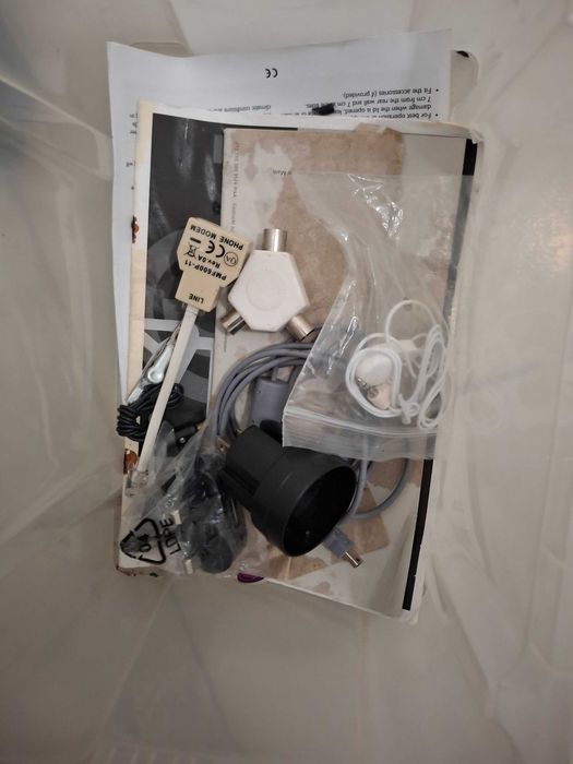 Carregadores de telemoveis antigos, fios de internet, auriculares