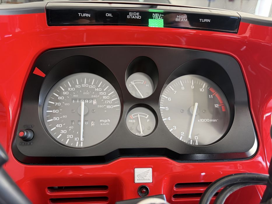 Honda CBR 1000F de 1991 em estado de coleção