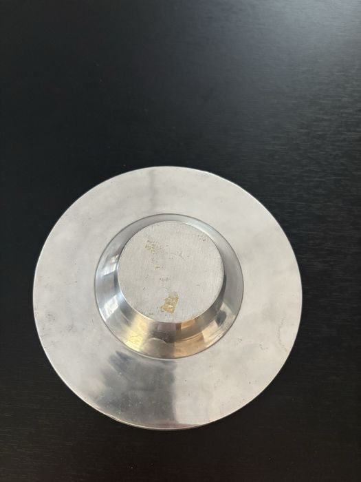 Cinzeiro cinza com padroes