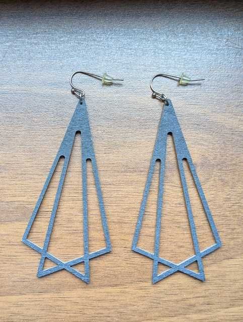 Czarne drewniane kolczyki geometryczne formy