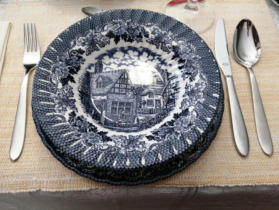 Serviço de jantar NOVO - 40 peças Staffordshire England Royal Art