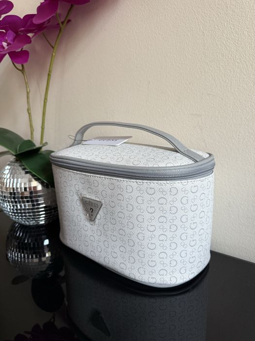 Nowa kosmetyczka kuferek Guess