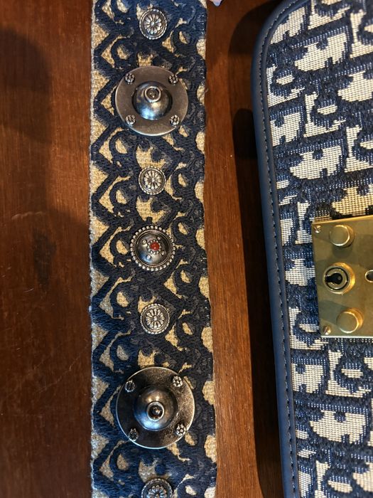 Mala azul com simbolos e detalhes exclusivos