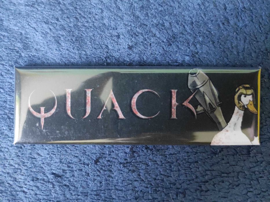 Przypinka Quake - Quack podłużna