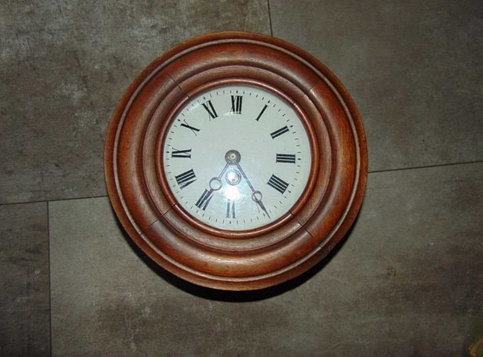 Przedwojenny wiszący okrągły zegar drewniany,sygn.D.C.