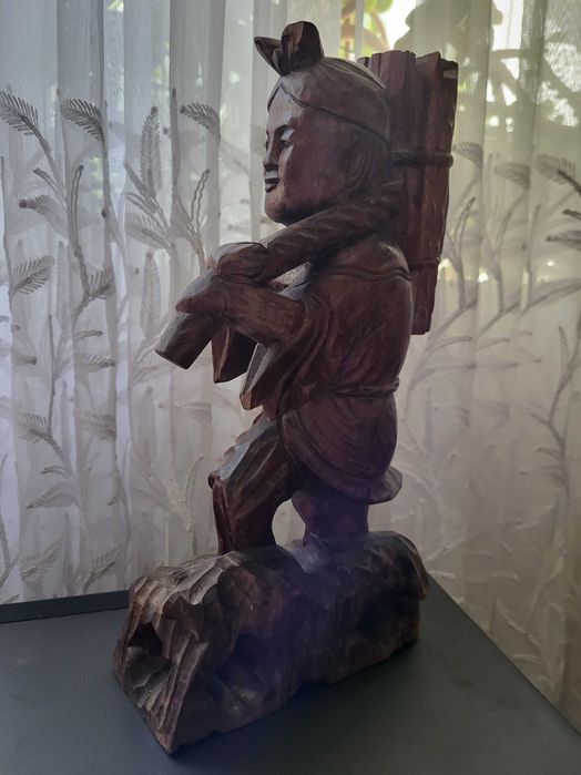 Резная деревянная фигурка "Дровосек" — ручная работа, красное дерево