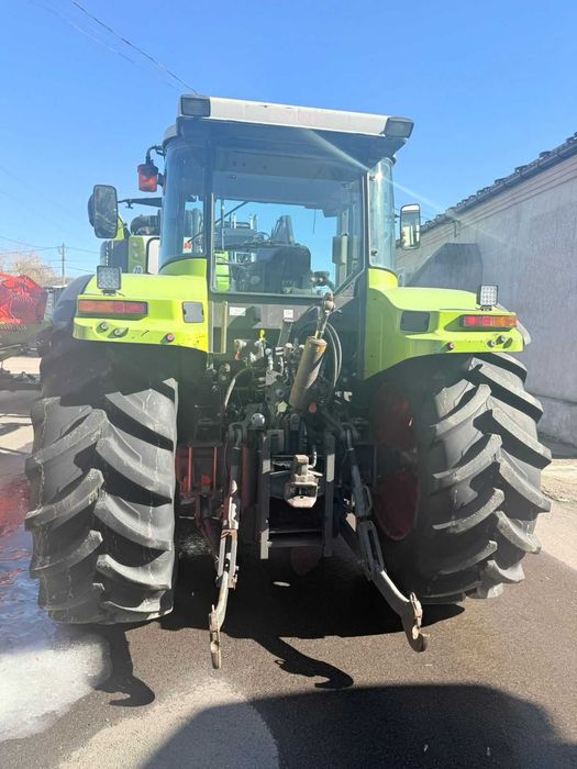 Claas Ares 696  2005року з фронтальним навантажувачем.